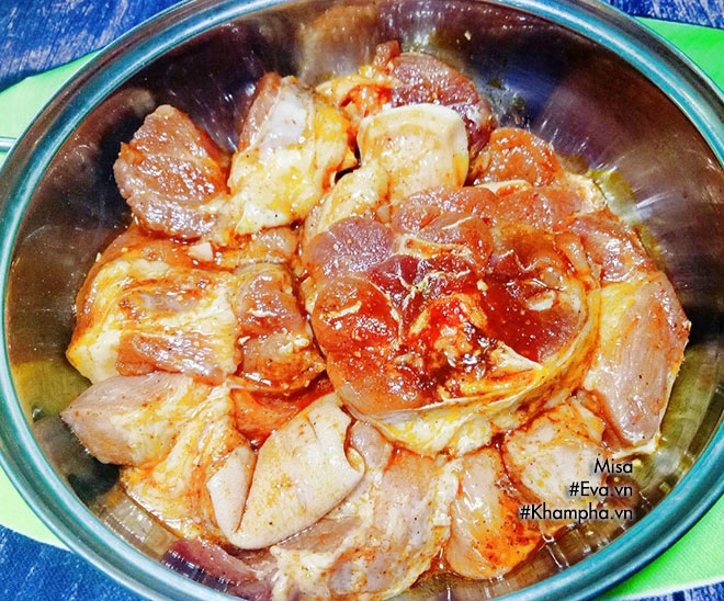 Vợ nấu mì quảng thịt heo cho bữa sáng chồng ăn hoài chẳng thấy chán - 3