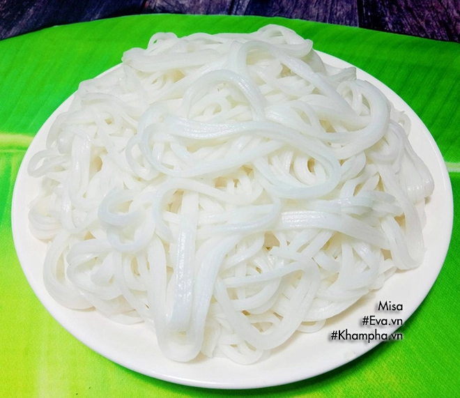Vợ nấu mì quảng thịt heo cho bữa sáng chồng ăn hoài chẳng thấy chán - 9