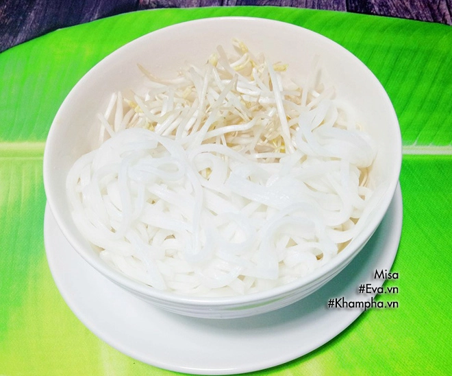 Vợ nấu mì quảng thịt heo cho bữa sáng chồng ăn hoài chẳng thấy chán - 13