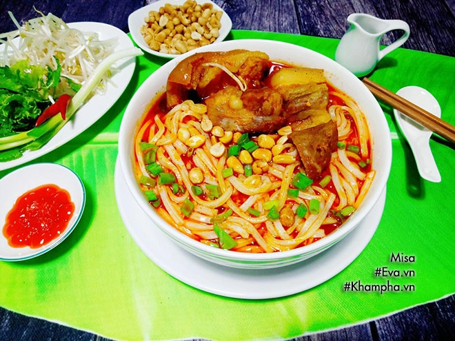 Vợ nấu mì quảng thịt heo cho bữa sáng chồng ăn hoài chẳng thấy chán - 15
