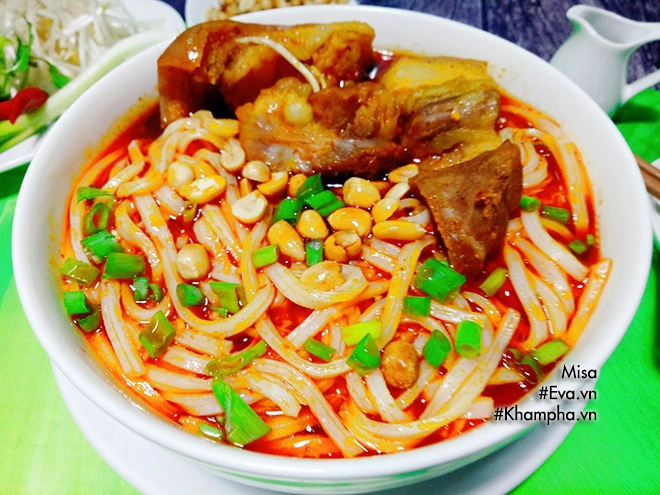 Vợ nấu mì quảng thịt heo cho bữa sáng chồng ăn hoài chẳng thấy chán - 16