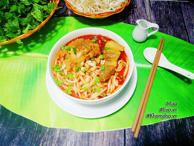 Vợ nấu mì quảng thịt heo cho bữa sáng chồng ăn hoài chẳng thấy chán - 18