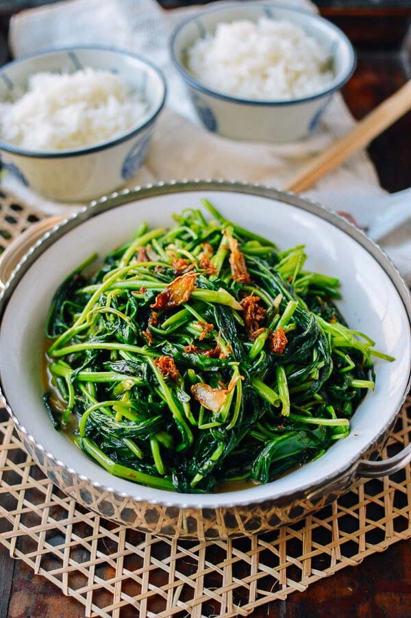 Xào rau muống kiểu này chẳng cần thịt cũng hết bay nồi cơm - 1