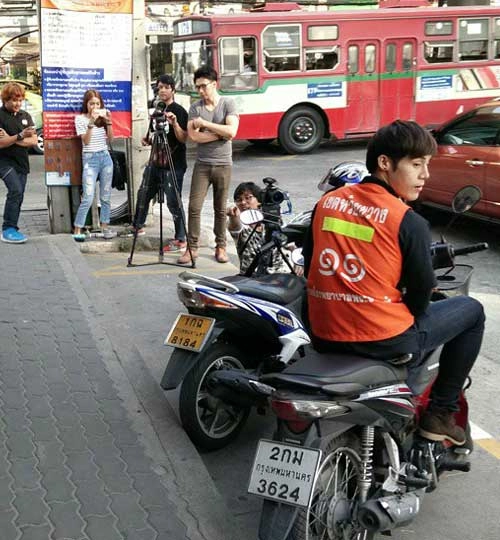 Xe ôm chạy wave điển trai như người mẫu trên đường phố bangkok - 1