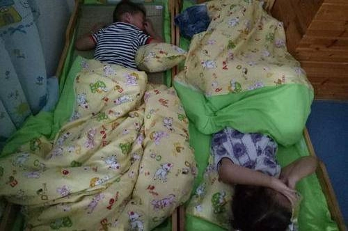 Bé trai mẫu giáo phát ra tiếng kì lạ lúc ngủ ở trường cô giáo giật mình khi mở chăn - 2