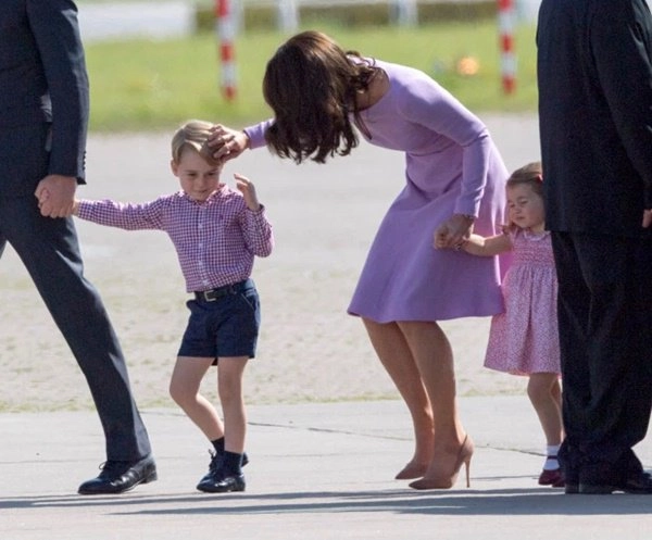 Cái chạm tay vào đầu con của kate middleton tưởng vô tình nhưng lại mang ý nghĩa sâu xa - 5