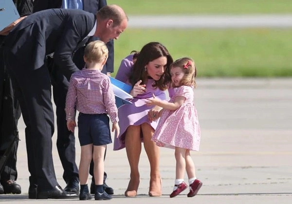 Cái chạm tay vào đầu con của kate middleton tưởng vô tình nhưng lại mang ý nghĩa sâu xa - 7