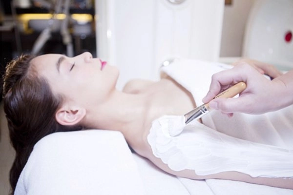 Da trắng hồng như hà hồ tú anh là bẩm sinh hay phải mất công nuôi dưỡng - 4