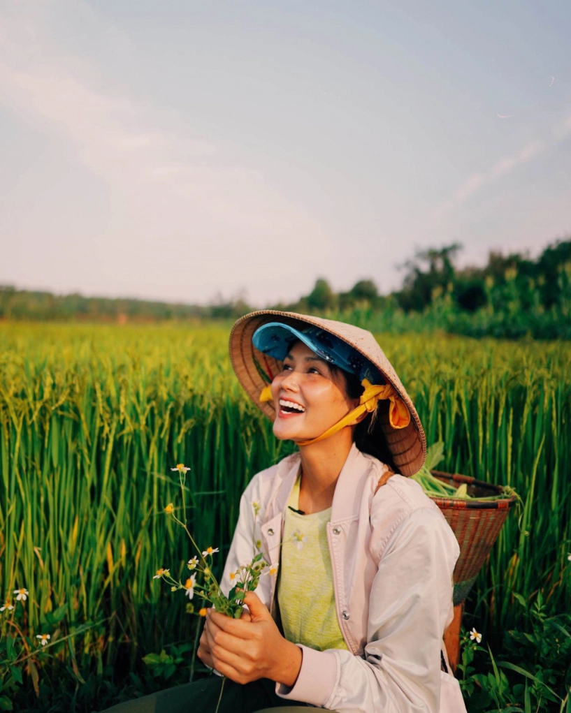 Diện đồ làm ruộng đến ngân hàng hhen niê đích thị là nàng hậu ăn mặc bình dân nhất vbiz - 2