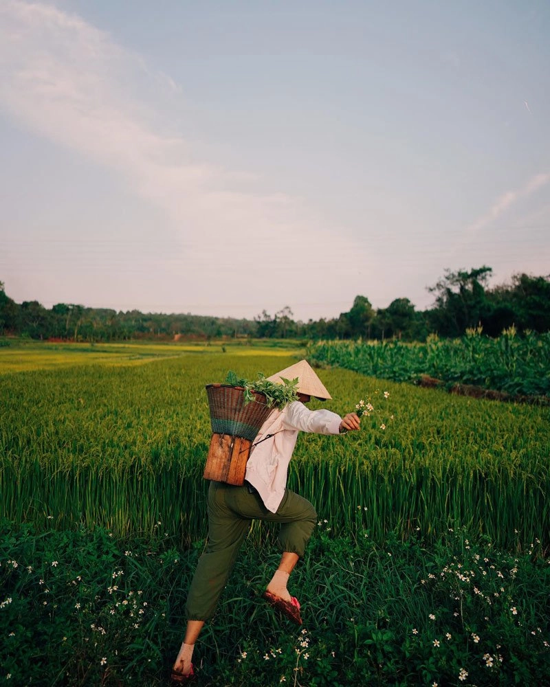 Diện đồ làm ruộng đến ngân hàng hhen niê đích thị là nàng hậu ăn mặc bình dân nhất vbiz - 3