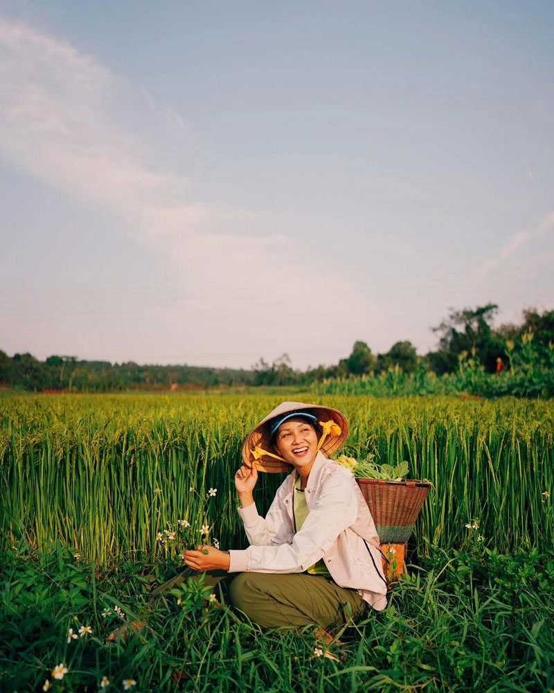 Diện đồ làm ruộng đến ngân hàng hhen niê đích thị là nàng hậu ăn mặc bình dân nhất vbiz - 4