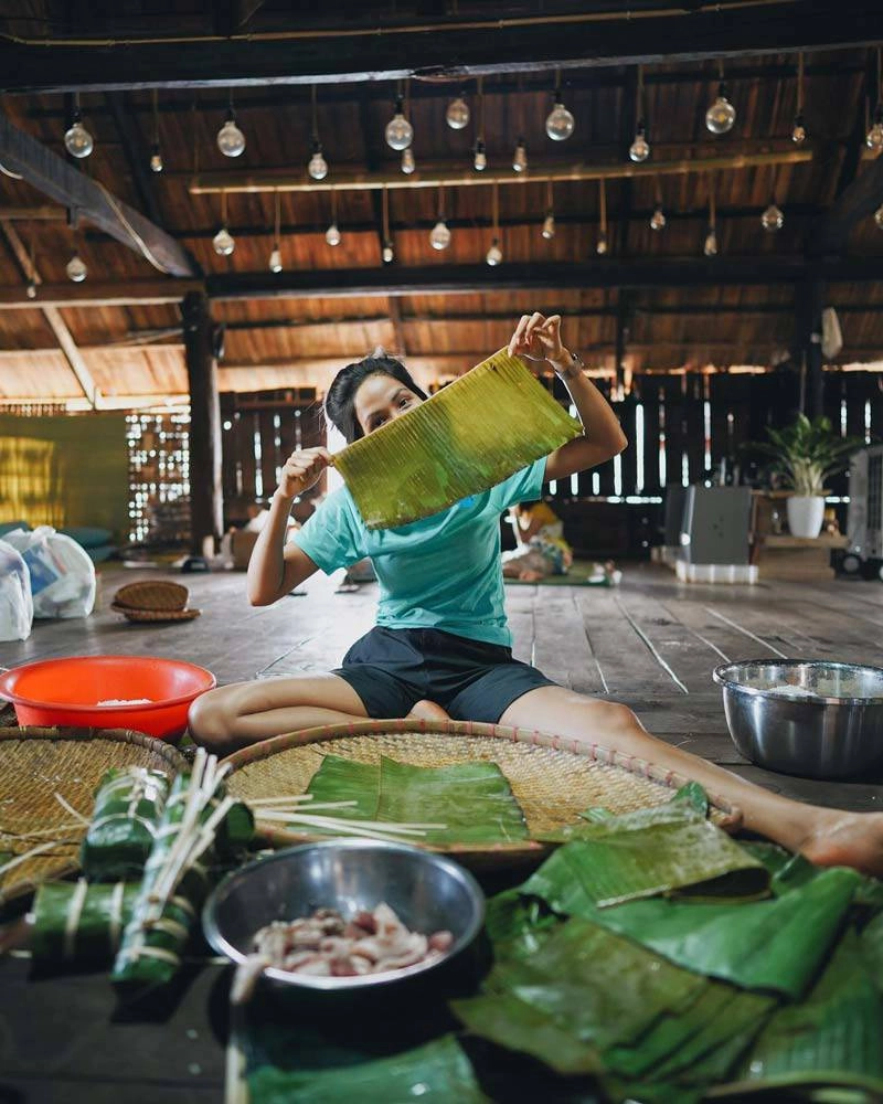 Diện đồ làm ruộng đến ngân hàng hhen niê đích thị là nàng hậu ăn mặc bình dân nhất vbiz - 6