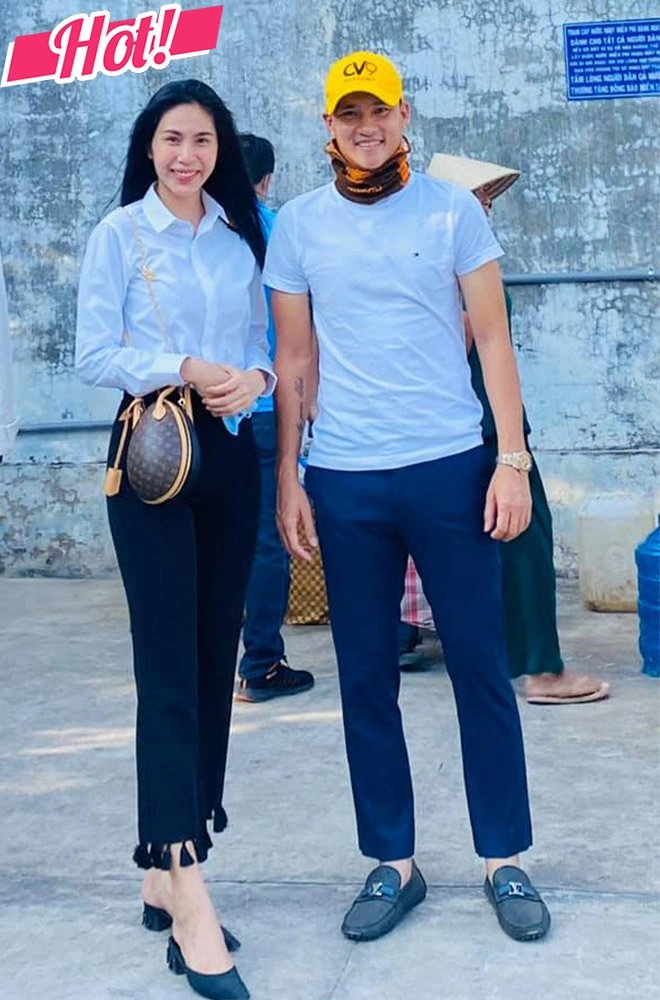 Diện váy áo thanh lịch ngọt ngào hồng diễm đông nhi hoàng thùy linh dắt tay nhauvào top mặc đẹp - 5