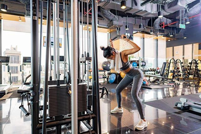 Hết lấy đá tảng làm tạ hhen niê tiếp tục vác bao lúa tập squat để eo thon dáng gọn - 3