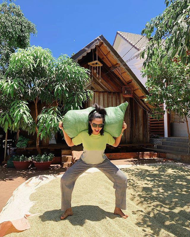 Hết lấy đá tảng làm tạ hhen niê tiếp tục vác bao lúa tập squat để eo thon dáng gọn - 5