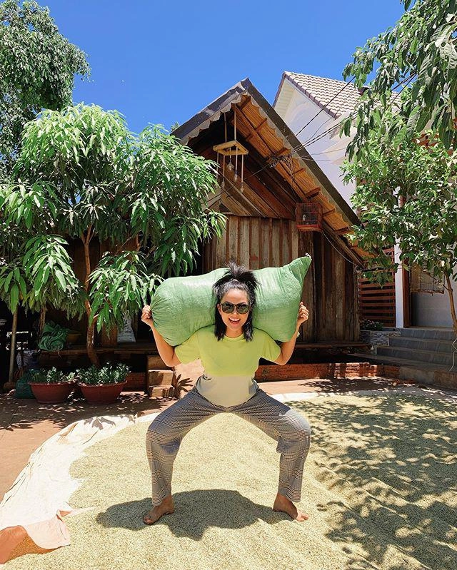 Hết lấy đá tảng làm tạ hhen niê tiếp tục vác bao lúa tập squat để eo thon dáng gọn - 6