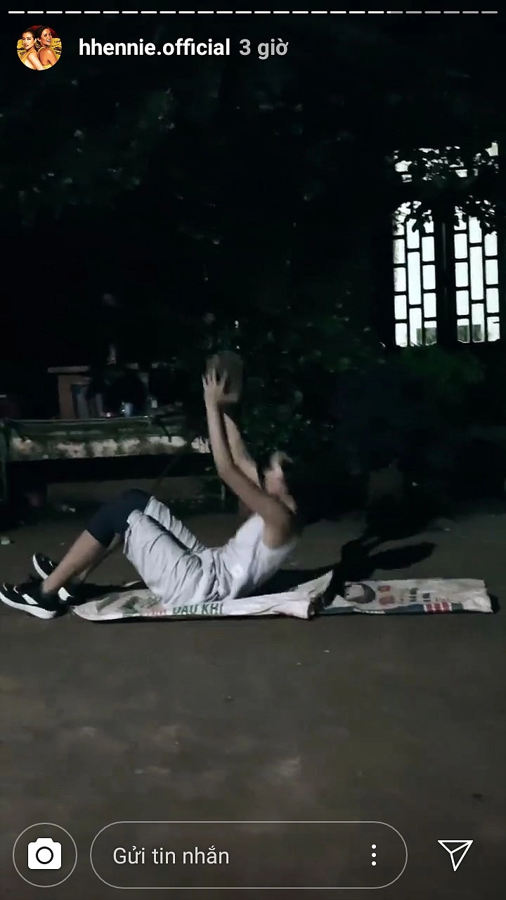Hết lấy đá tảng làm tạ hhen niê tiếp tục vác bao lúa tập squat để eo thon dáng gọn - 7