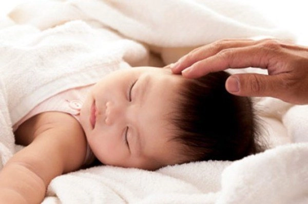 Làm đúng 3 bước này khi cai sữa đêm cho con bé sẽ ngủ ngoan như thiên thần - 1