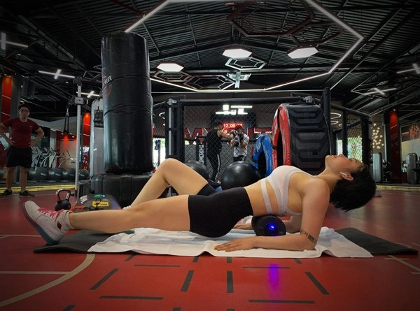 Miu lê khoe ảnh tập thể dục tại nhà nhưng đây mới là trung tâm của mọi sự chú ý - 14