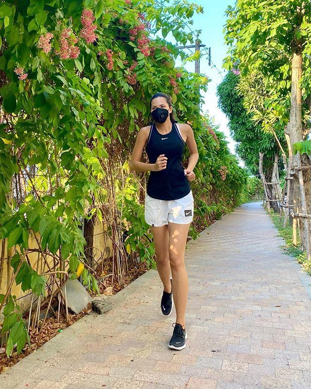 Muôn kiểu tập luyện mùa dịch của sao hhen niê chạy bộ khắp buôn chi pu workout tại nhà - 8