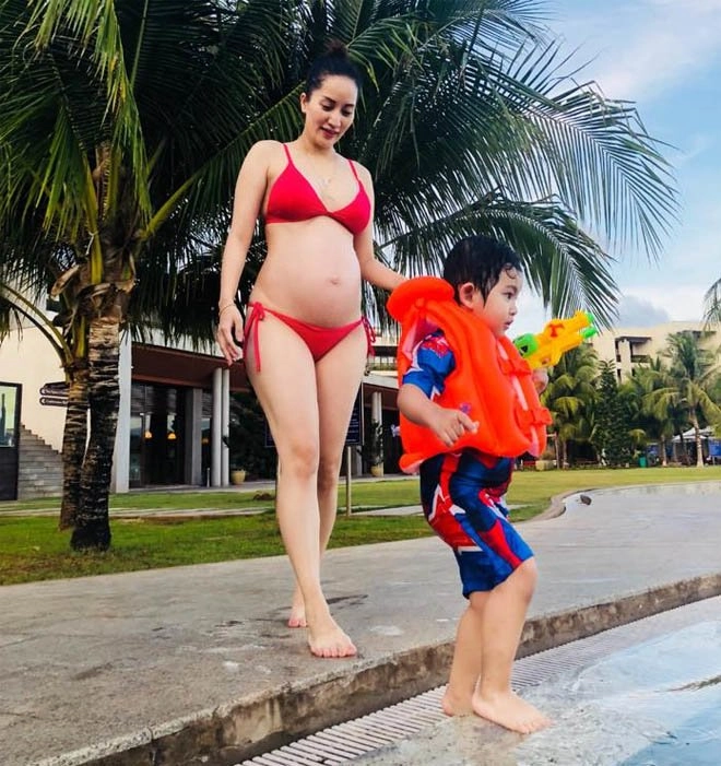 Mỹ nhân việt diện bikini khoe dáng nô đùa cùng con nhưng tâm điểm dồn hết vào những đứa trẻ - 18