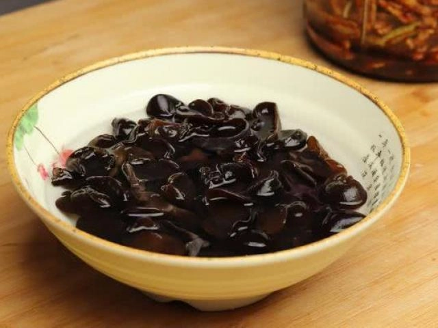 Chảo mới mua về bôi ngay thứ này lên thì chảo sắt cũng thành chống dính - 4