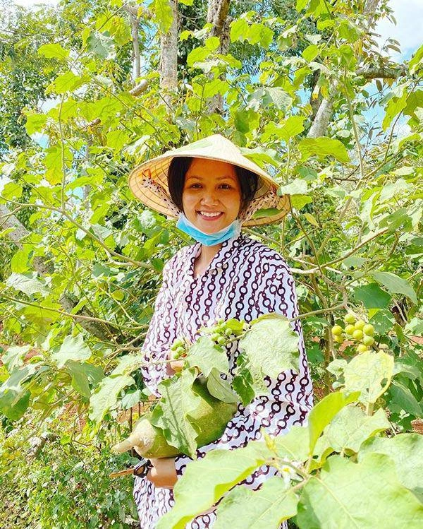Nhìn hhen niê thoa cả tảng kem chống nắng phải chăng chúng ta hơi ki bo cho bước dưỡng này - 5