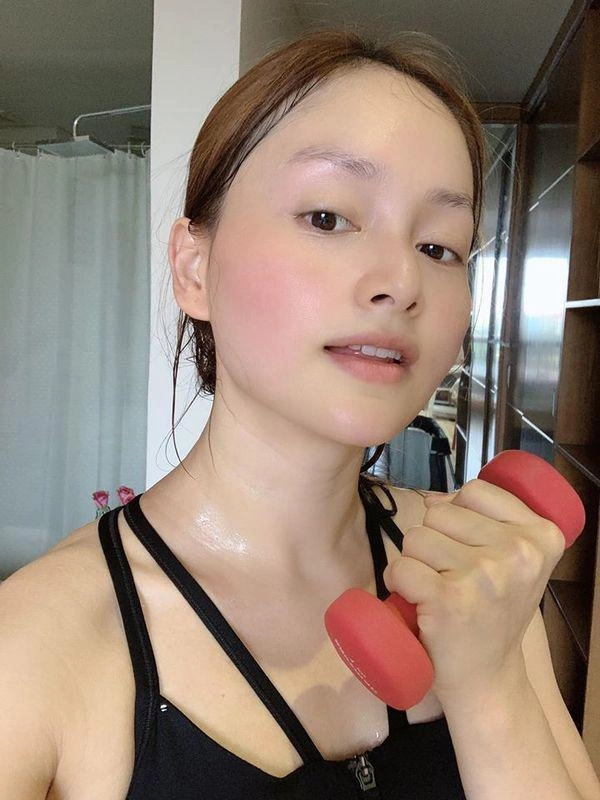 Ở nhà mùa dịch lan phương vừa có thời gian tập luyện giữ dáng vừa bảo dưỡng làn da - 2