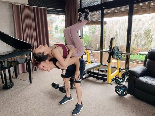 Ở nhà mùa dịch vợ chồng hoàng bách cùng nhau tập tành vừa đẹp dáng vừa giữ lửa tình yêu - 2