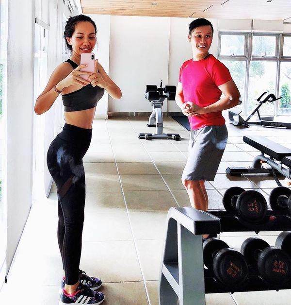 Ở nhà mùa dịch vợ chồng hoàng bách cùng nhau tập tành vừa đẹp dáng vừa giữ lửa tình yêu - 3