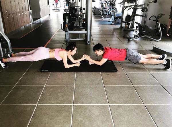 Ở nhà mùa dịch vợ chồng hoàng bách cùng nhau tập tành vừa đẹp dáng vừa giữ lửa tình yêu - 4