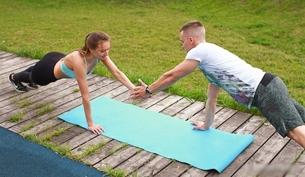 Ở nhà mùa dịch vợ chồng hoàng bách cùng nhau tập tành vừa đẹp dáng vừa giữ lửa tình yêu - 11