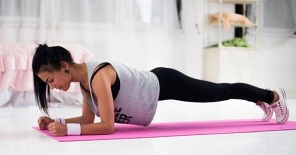 1 phút plank bằng 60 lần gập bụng nàng hãy áp dụng ngay để nghỉ lễ không lo béo bụng - 2