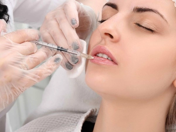 Bơm môi dày như cặp xúc xích chập đôi tiêu chuẩn đẹp của một số cô gái sao lạ quá - 13