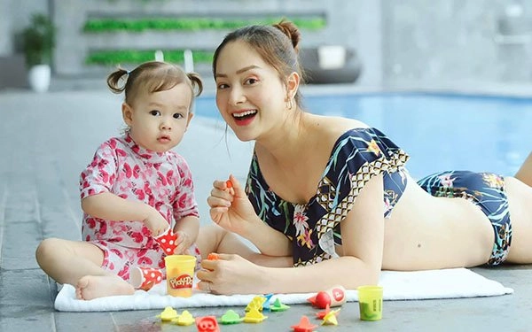 Bồng con trên tay phạm hương chúng huyền thanh vẫn vô tư luyện tập thể dục - 6