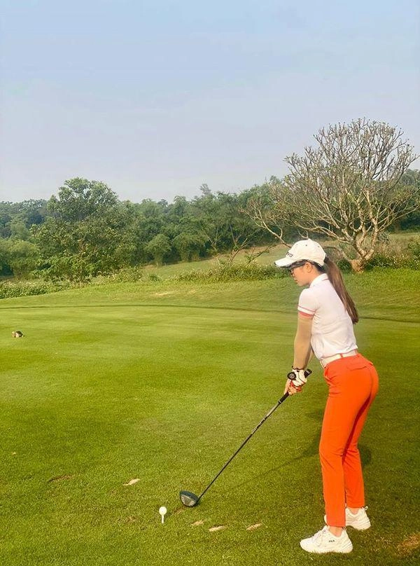 Chỉ diện đồ thể thao ra sân golf quỳnh nga cũng khoe được vòng 3 nảy nở - 1