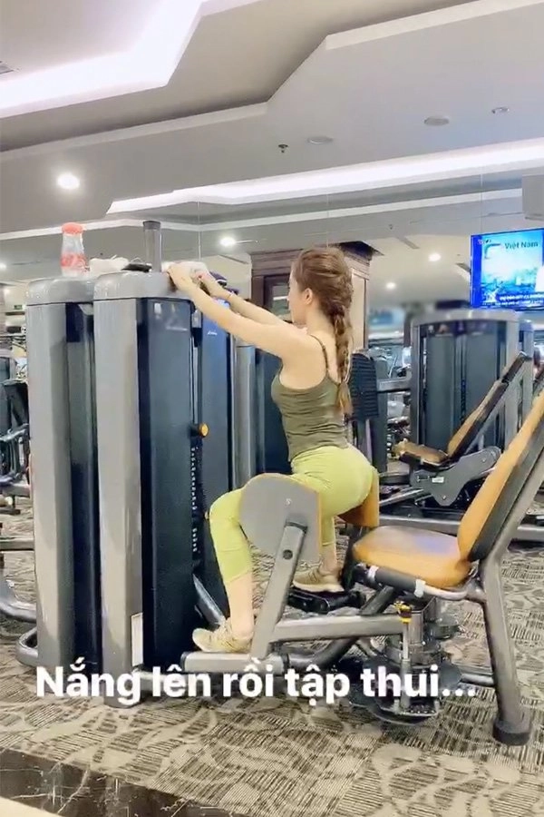 Hết tập yoga lại chuyển sang gym bảo sao đường cong hình thể quỳnh nga uốn lượn như sóng - 7