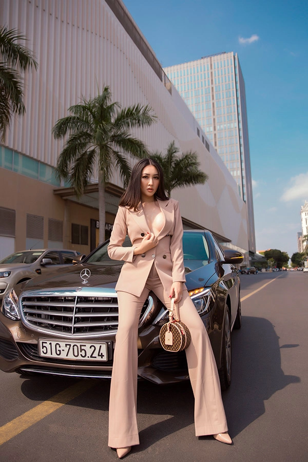 Huỳnh thúy anh khoe ảnh street style biến hoá liên tục với loạt đồ hiệu - 1