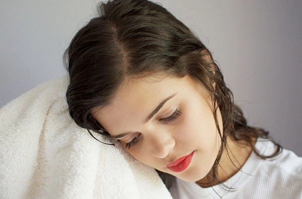 Khó chịu vì tóc đổ dầu ngày hè nàng đừng bỏ qua những bí quyết đơn giản này - 1