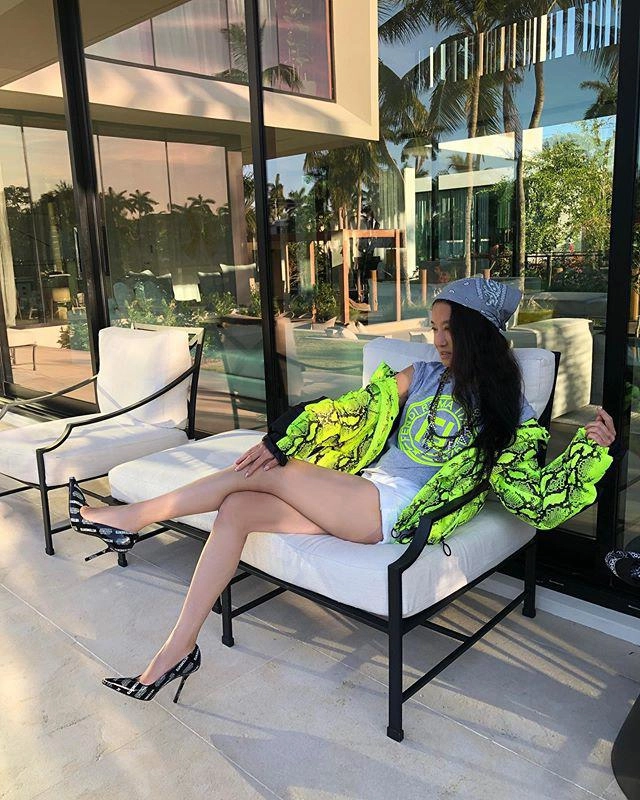 Khoe thân hình nuột ở tuổi 71 bà hoàng váy cưới vera wang làm gái đôi mươi cũng đỏ mắt - 2