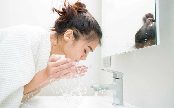 Ở nhà mà mụn cũng nổi chi chít đó là bởi những thói quen tai hại mà bạn vẫn làm - 1