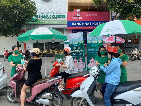 Trâm anh cùng dàn hotgirl thu cúc phát miễn phí hơn 15 nghìn khẩu trang vải - 2