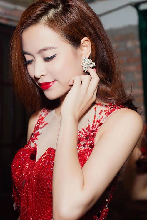 Vũ ngọc anh hoàng thuỳ linh gợi cảm không ngờ - 4