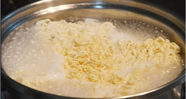 2 cách làm mì xào hải sản ngon tại nhà đơn giản - 4