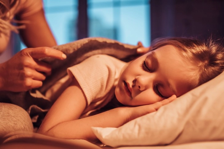 6 lời khuyên của chuyên gia tâm lý giúp trẻ ngủ độc lập một mạch tới sáng - 2