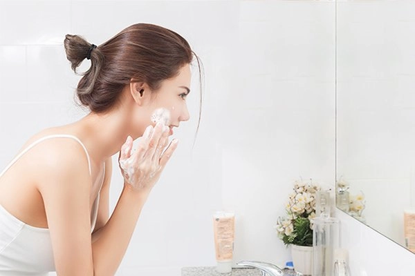 7 thói quen chăm sóc da mùa hè tưởng tốt mà ai ngờ làm mụn ngày càng nổi dày đặc - 2