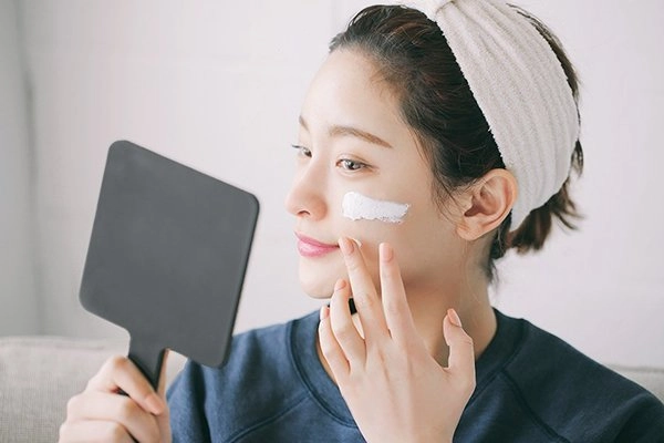 7 thói quen chăm sóc da mùa hè tưởng tốt mà ai ngờ làm mụn ngày càng nổi dày đặc - 5