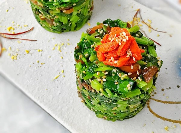 Ăn nhiều thịt ngán ngấy vợ đảm làm ngay món ăn thanh mát từ cải bó xôi - 1