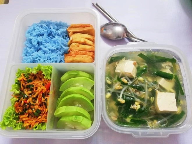 Bận chăm con nhưng 8x ngày nào cũng dậy từ 5 giờ sáng nấu cơm cho chồng mang đi làm - 2
