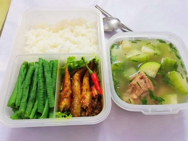 Bận chăm con nhưng 8x ngày nào cũng dậy từ 5 giờ sáng nấu cơm cho chồng mang đi làm - 5